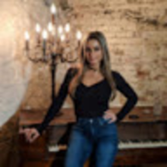 Meet your Posher, Christianne - Picture 1 of 1